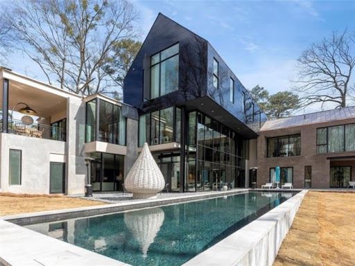 Exterior shot of ASO house featuring high-gloss panels and a stunning pool