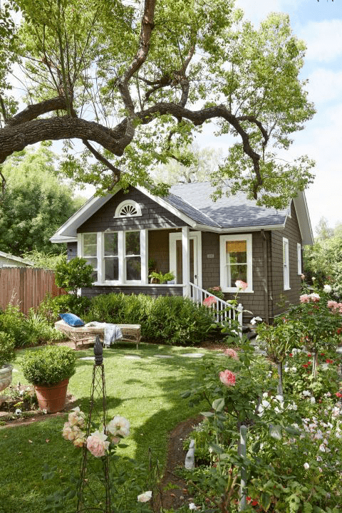 Tiny cottage in California with lucious green garden