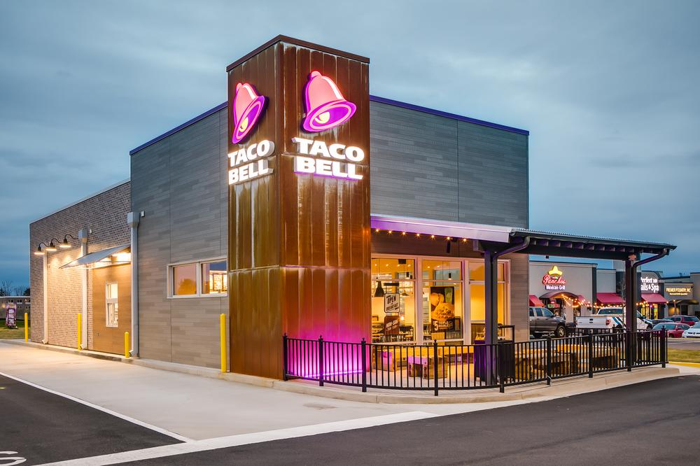 A photo of Taco Bell at dusk utilizing Nichiha&rsquo;s RoughSawn fiber cement siding.