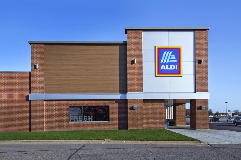 An Aldi&rsquo;s in Austin, MN utilizing Nichiha&rsquo;s VintageWood fiber cement siding and brick.